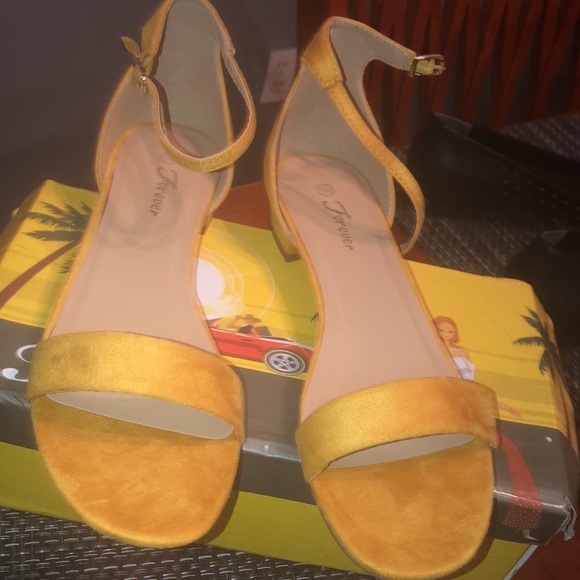 NWB forever yellow strap sandal in suede size 10 - Picture 5 of 14
